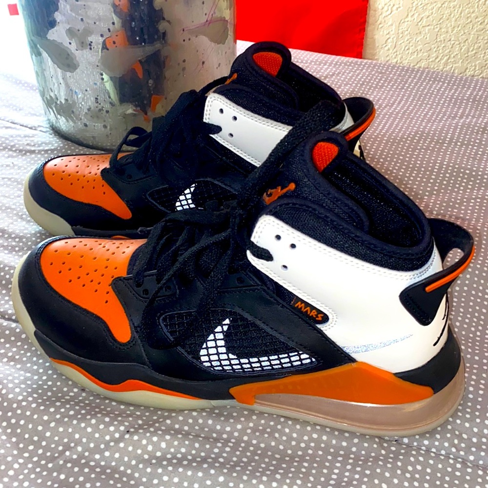 Like brand new air Jordans. Youth sz 7 = women’s size 8.5